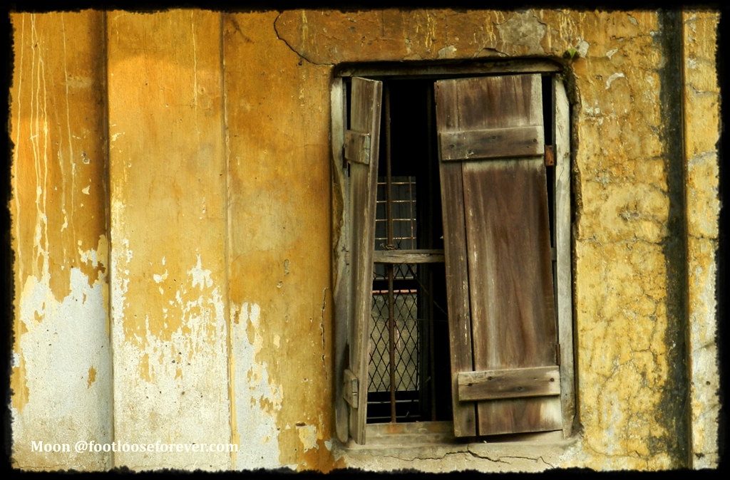 window, broken window, old house, mundane, bleak
