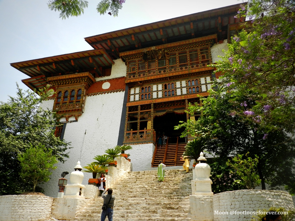 entering punakha dzong